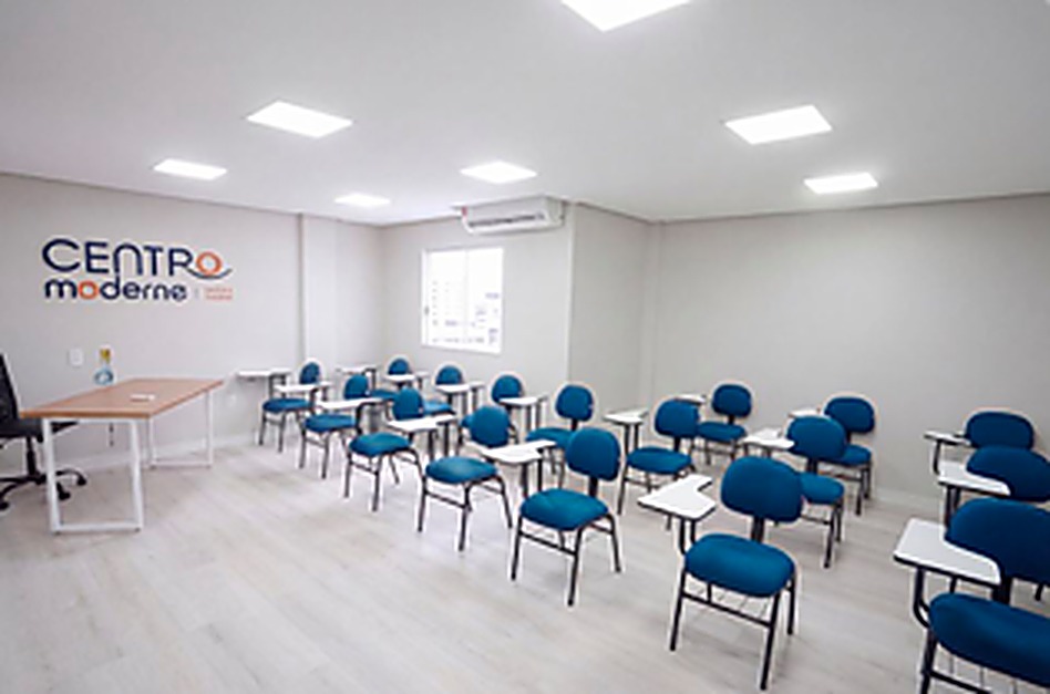 Sala de aula com cadeiras estofadas