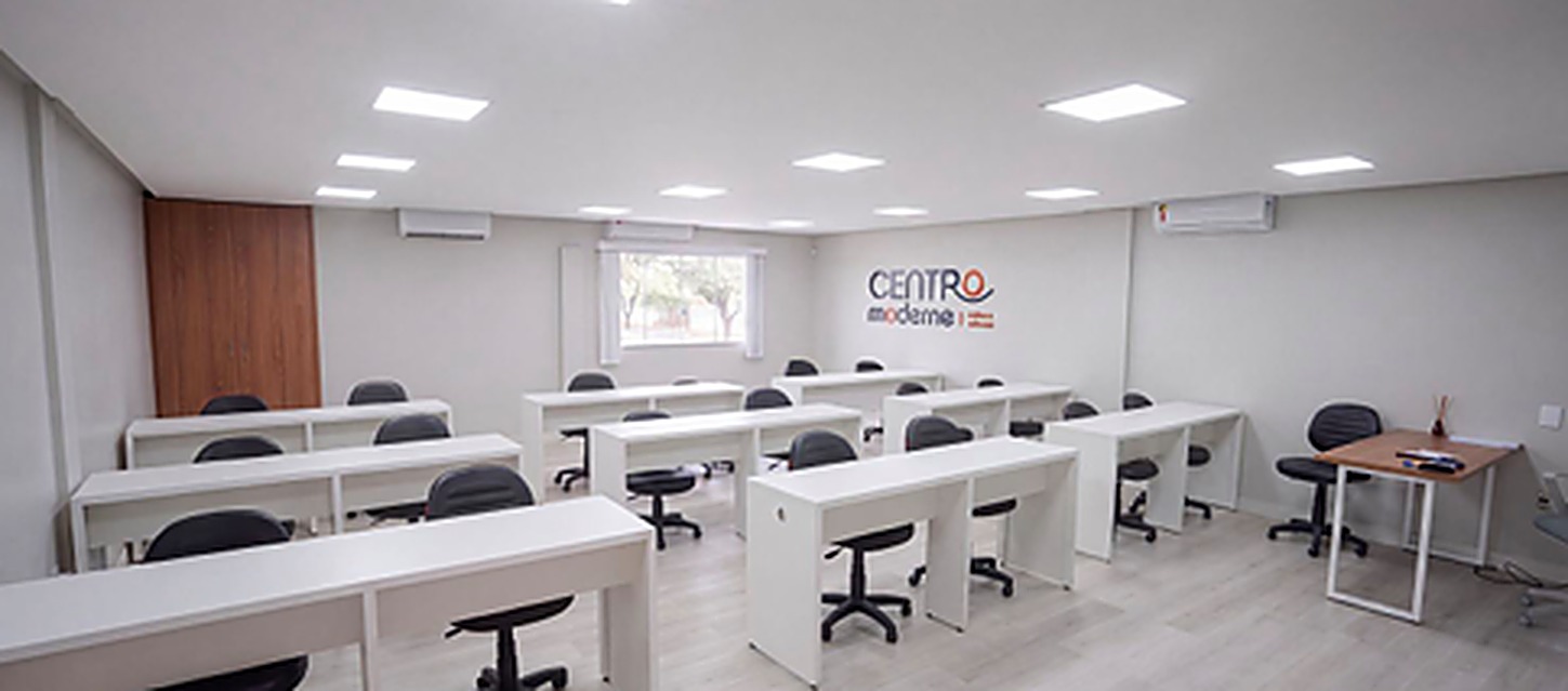 Sala de aula moderna com mesas